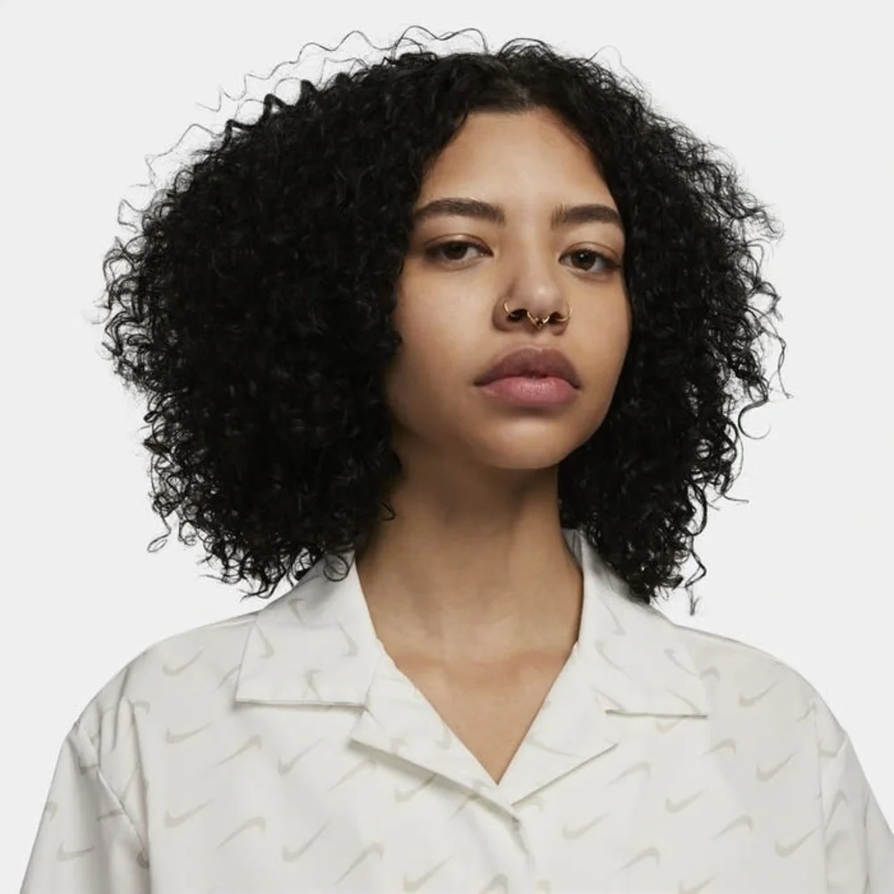 Nike Swoosh Button Up White Camp Shirt Women’s Boyfriend Fit Size Medium